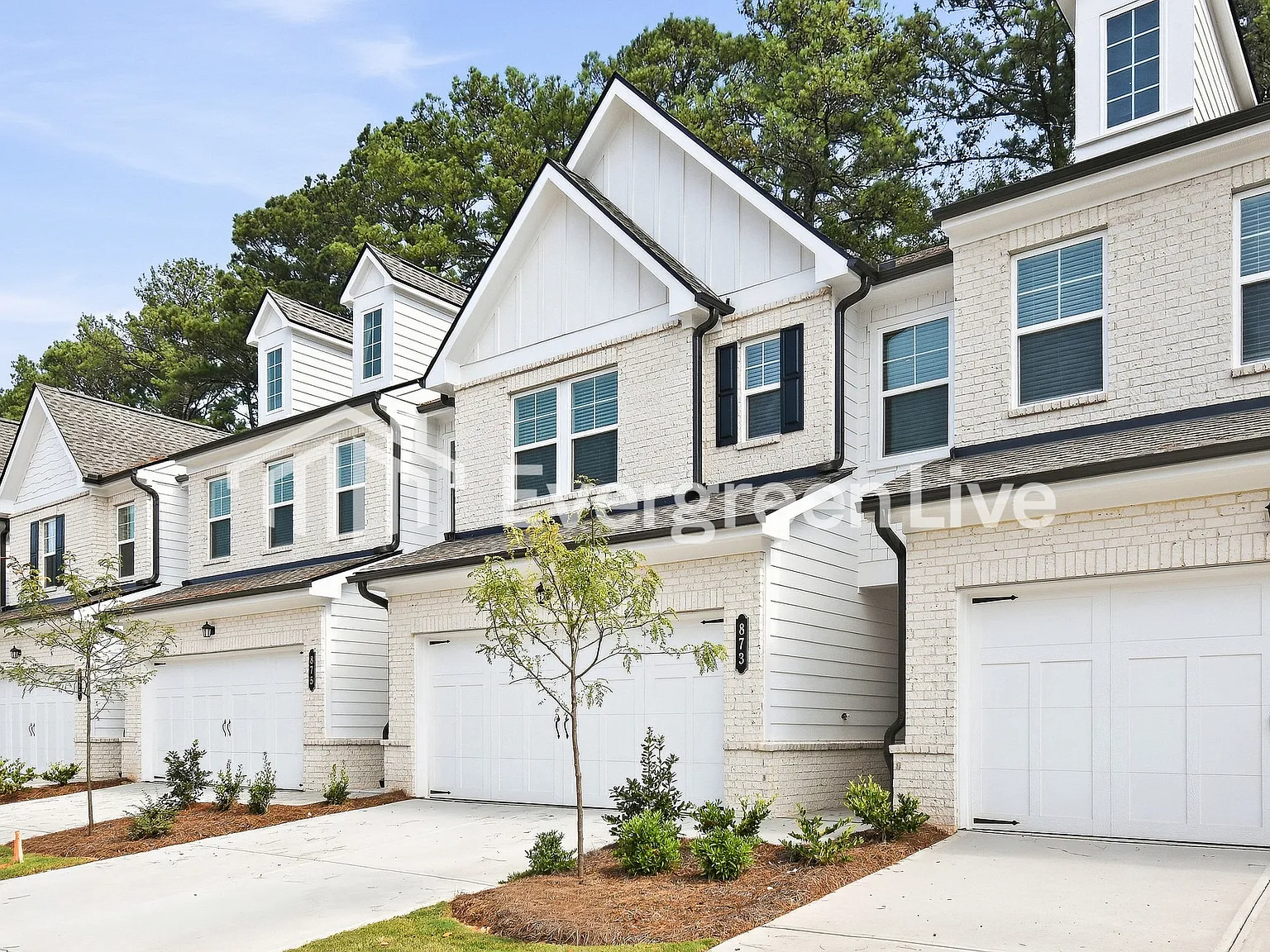 3 bed, 2.5 bath, 1831 sqft, $2,135 — Photo 2