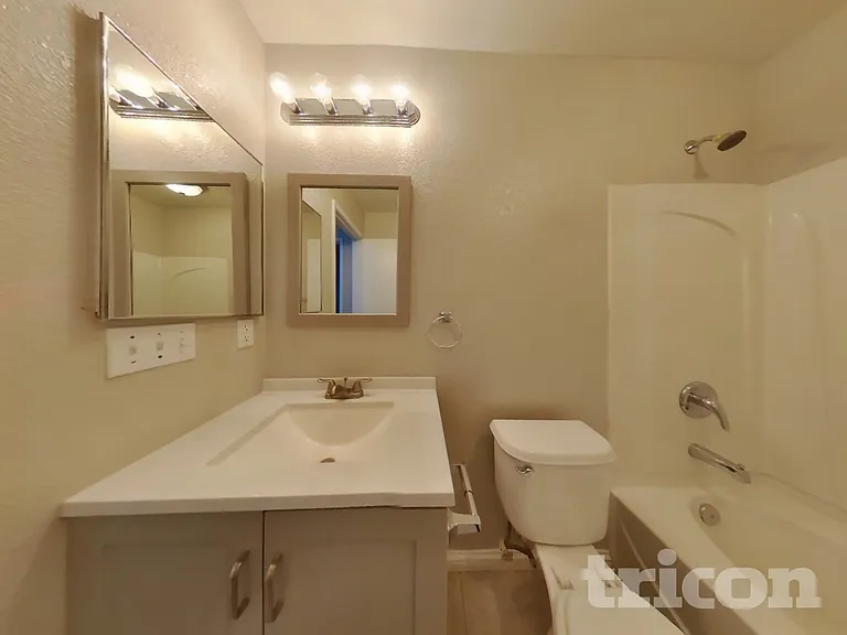 902 Emily St — Photo 13