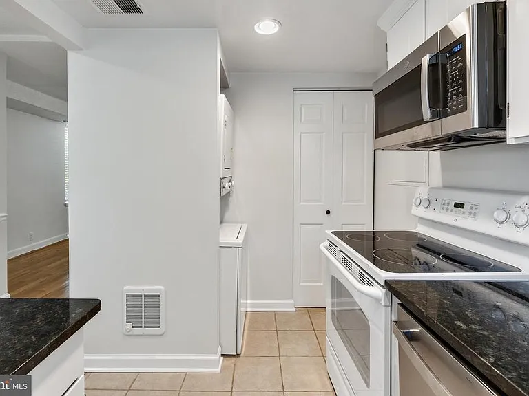 2804 S Abingdon St #A — Photo 6
