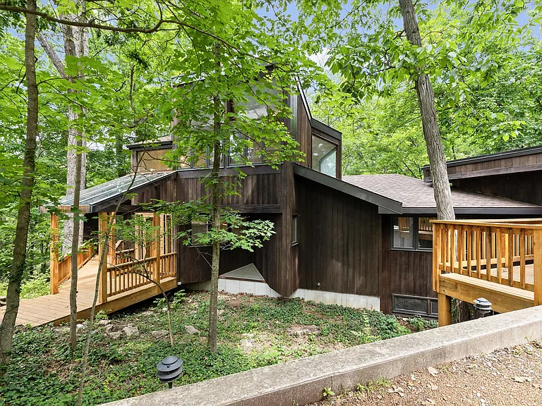 1424 Bradford Dr — Photo 1