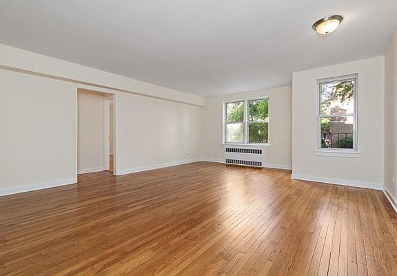 3rd image of 6707 Yellowstone Blvd APT 1E