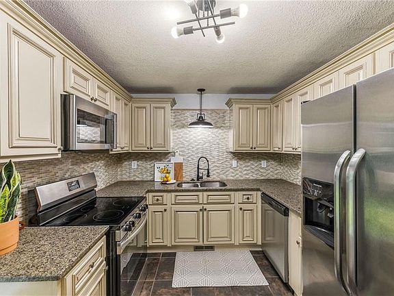 5th image of 6739 Roe Ave