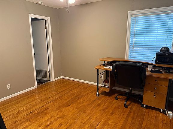 3rd image of 1307 Marshalldale Dr