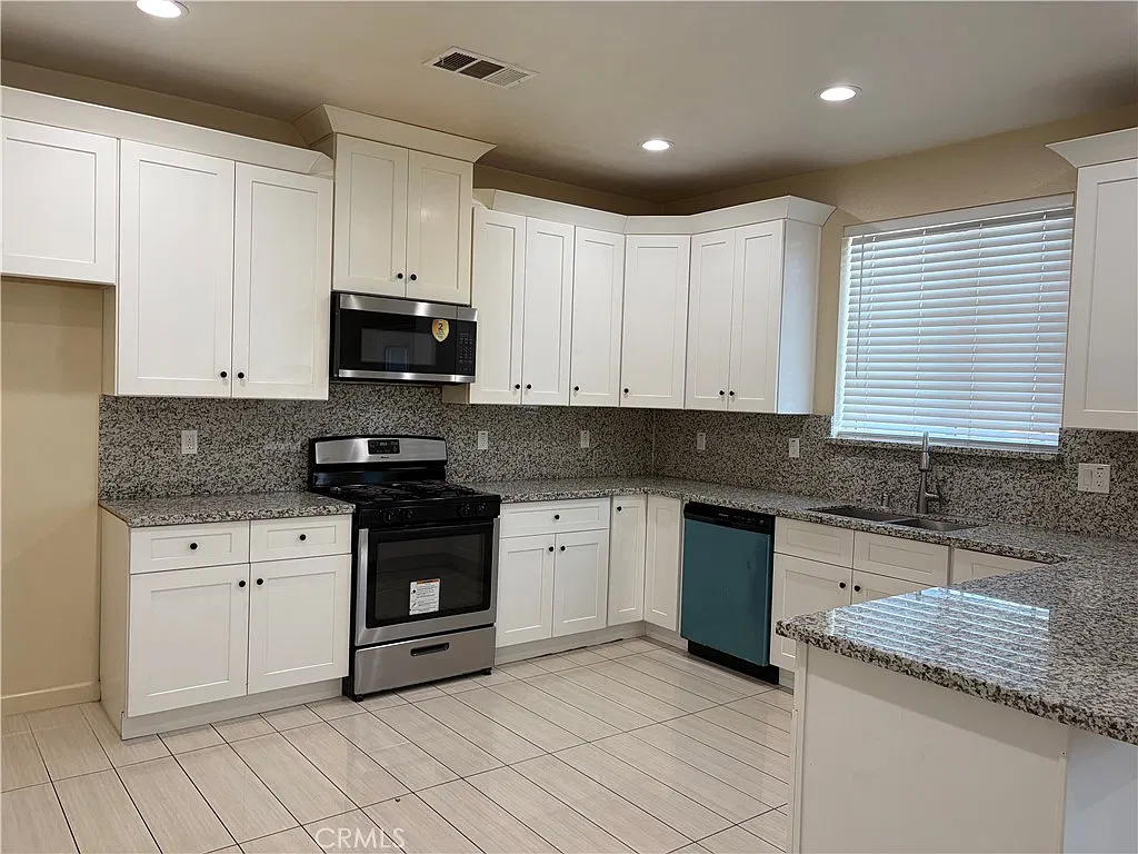 4 bed, 2.5 bath, 1790 sqft, $3,300 — Photo 4