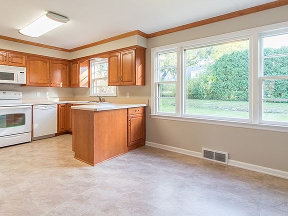 2nd image of 653 Barnard Ave