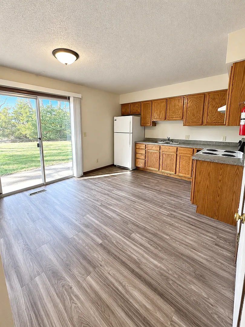 2820-2822 Beverly Hills Dr — Photo 4