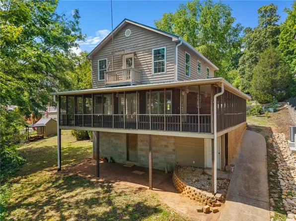 104 Lakehill Dr, Fair Play, SC 29643