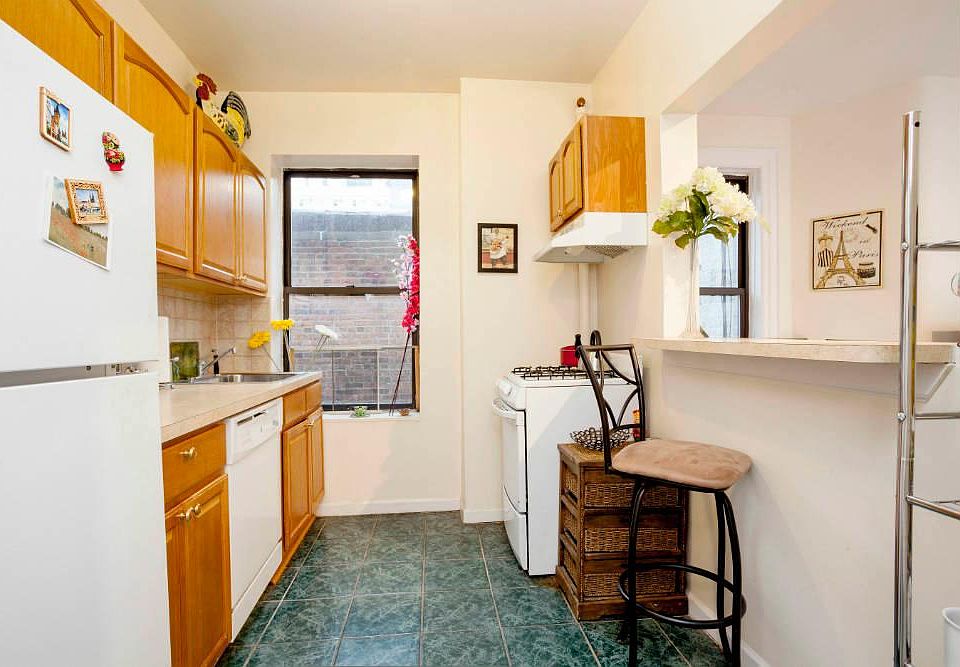 2nd image of 332 E 67th St APT 22
