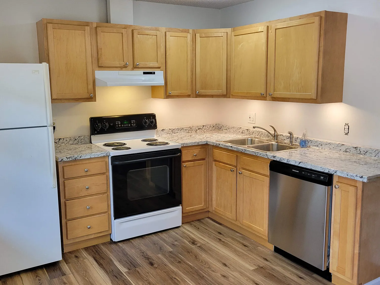 2 bed, 1000 sqft, $2,450 — Photo 1