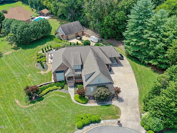 3rd image of 1001 Foxdale Dr