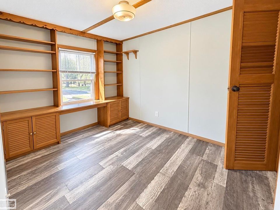 24452 Duchess St, photo 8