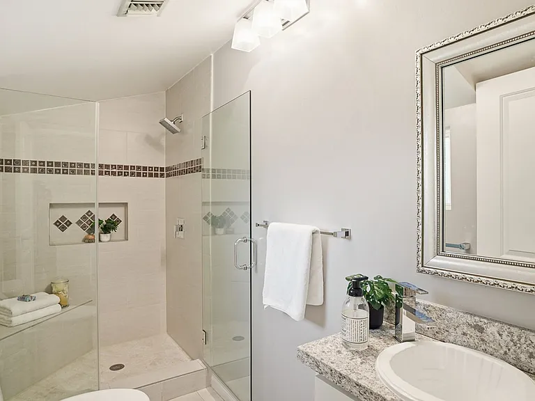 13360 Magnolia Blvd — Photo 46
