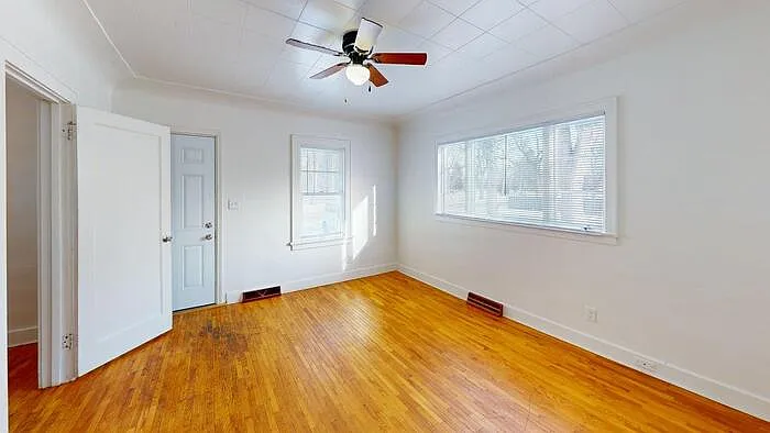 411 W Bowen Ave — Photo 11