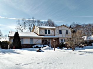 9825 N Andover Ct, Mequon, WI