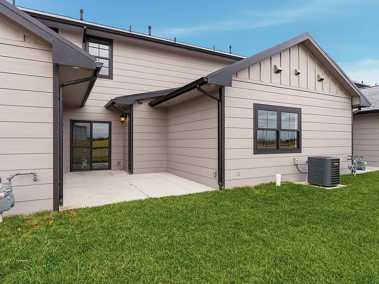 2138 E Beaumont St — Photo 31