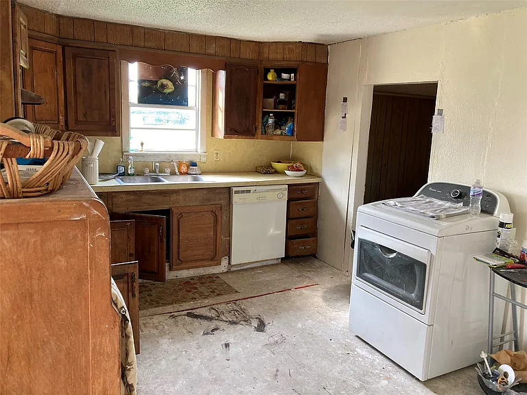 221 S Central Ave — Photo 8
