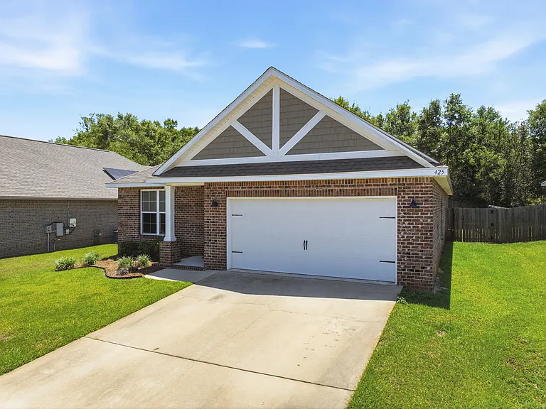 425 Pemberton Ln — Photo 2
