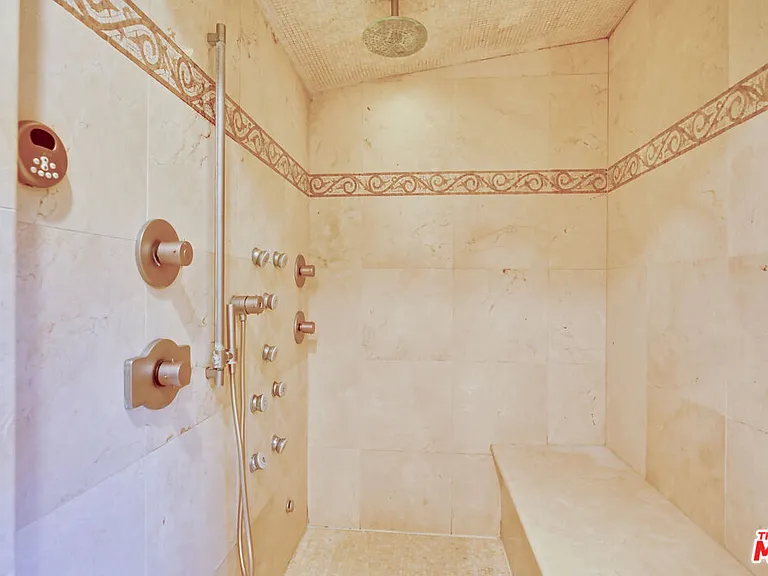 1902 Granville Ave — Photo 27