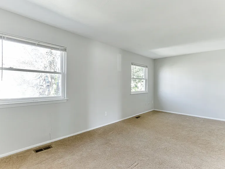 228 N Palmyra Dr — Photo 11