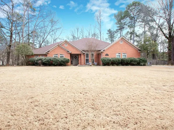 1319 River Oaks Dr, Benton, AR 72019