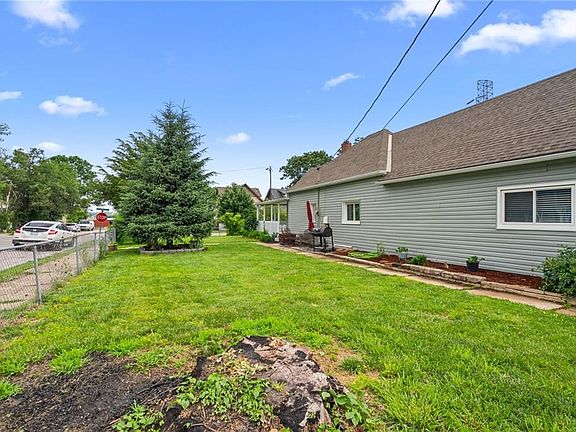 3rd image of 1617 Metropolitan Ave