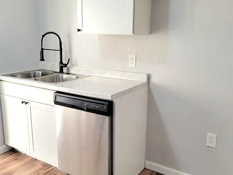 4062 Bruene Ave — Photo 12