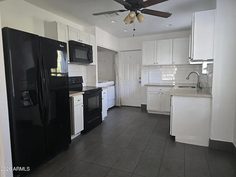 709 E Weldon Ave — Photo 2