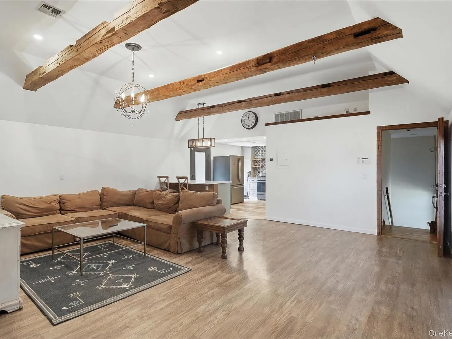 2 bed, 1.0 bath, 1300 sqft, $2,600 — Photo 3