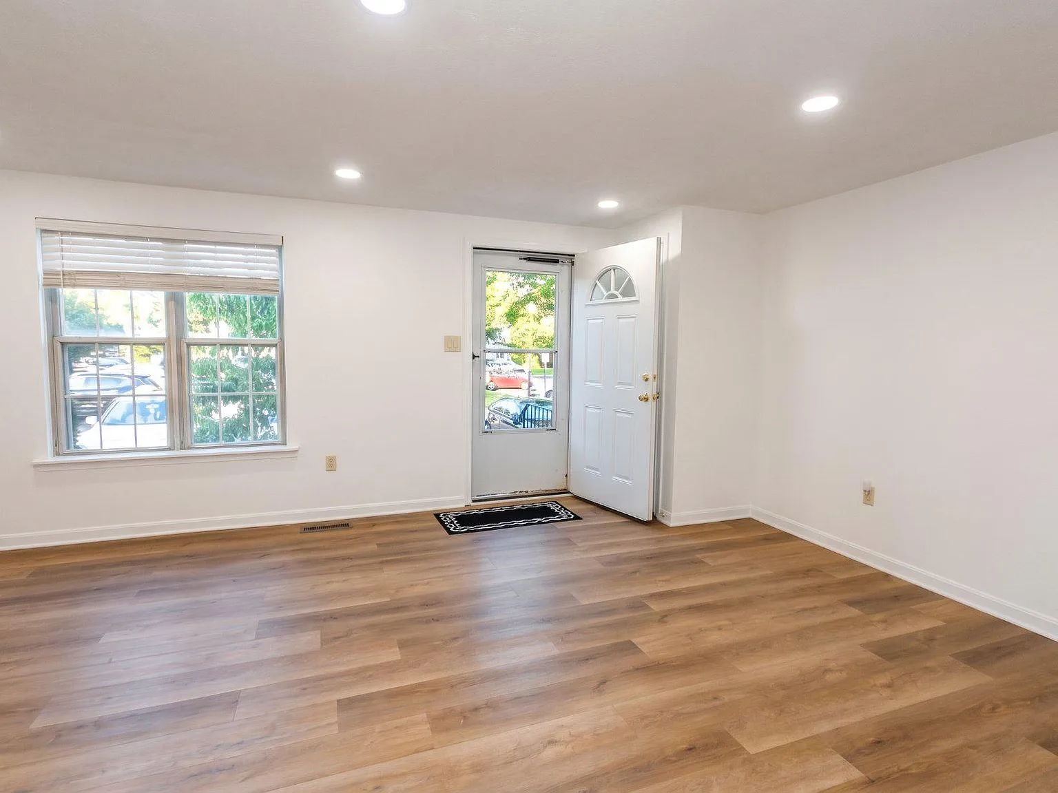 3 bed, 3.5 bath, 2120 sqft, $2,400 — Photo 4
