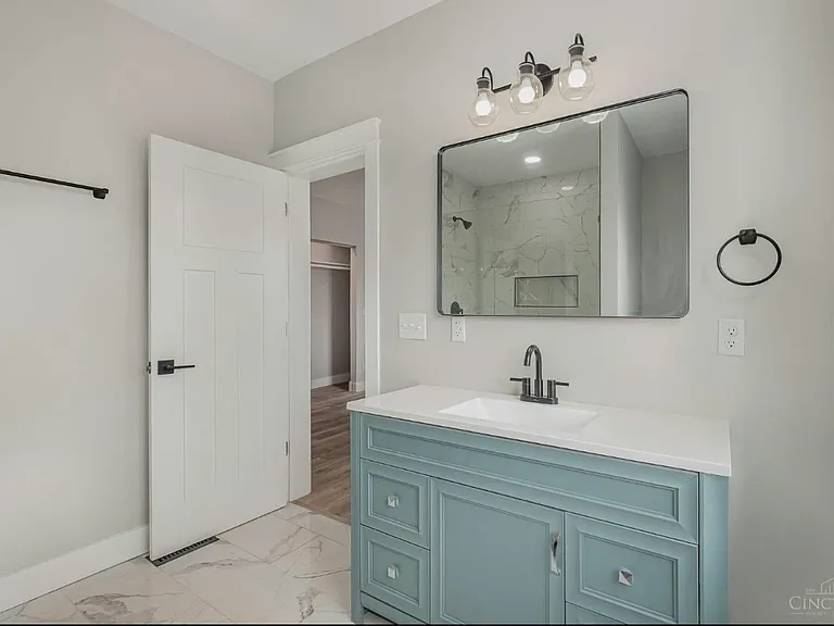 (2nd floor) Master Bathroom