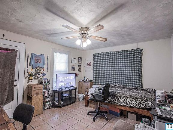 4th image of 502 W Avenue F