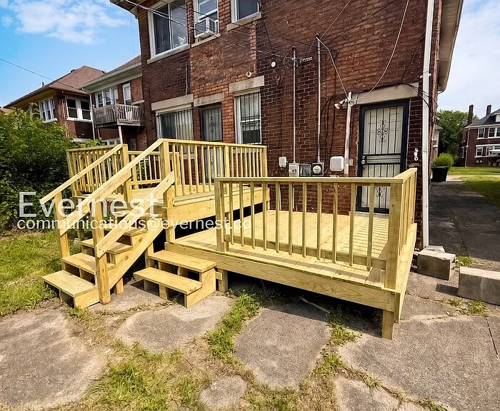 2302 Hazelwood St #1 — Photo 2