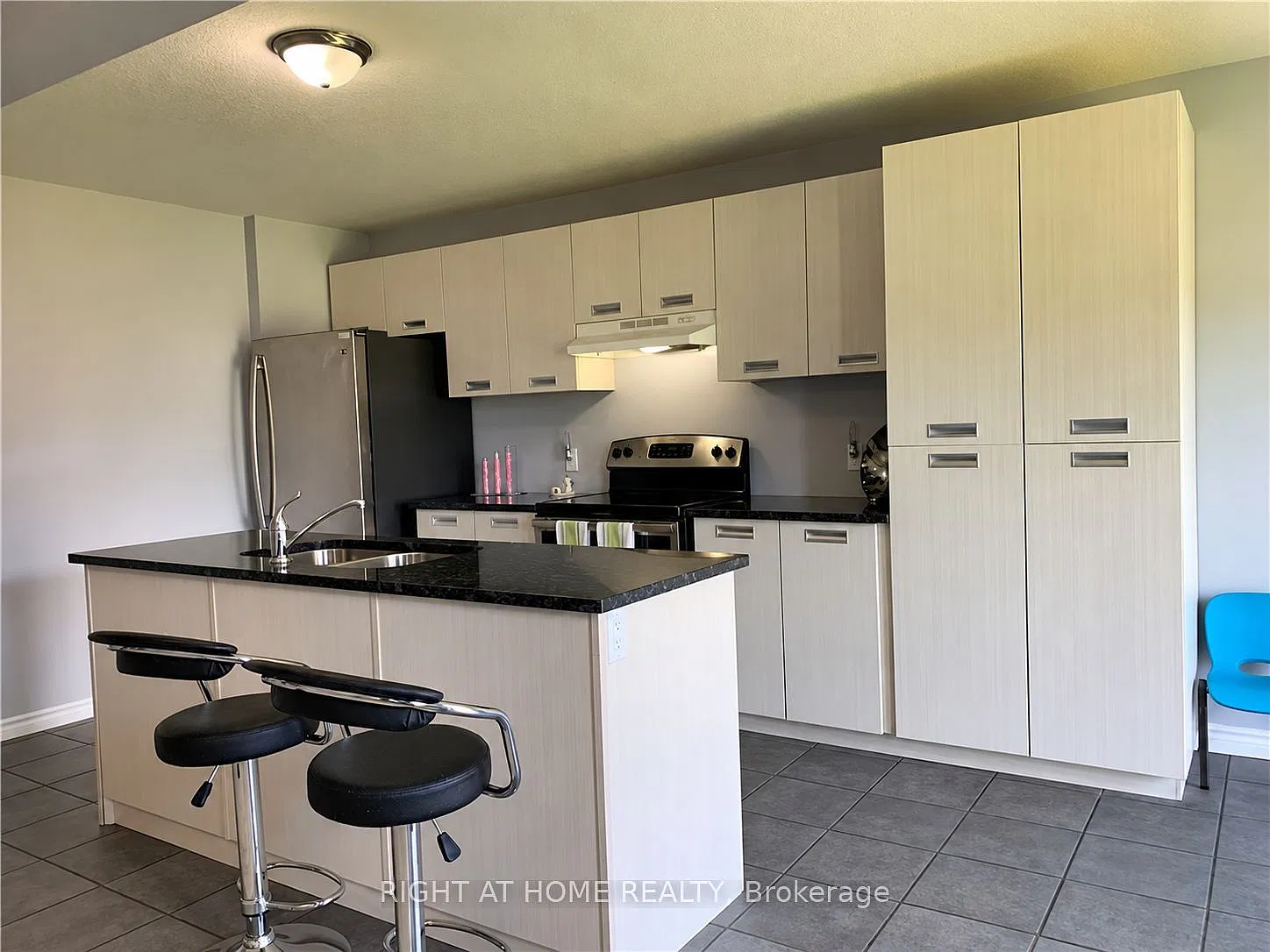 4 bed, $2,700 — Photo 4