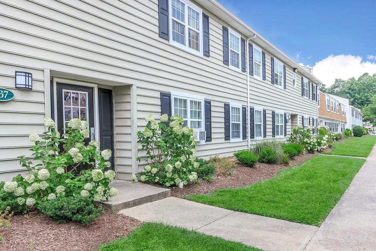 Building Photo - TANGLEWOOD APARTMENTS