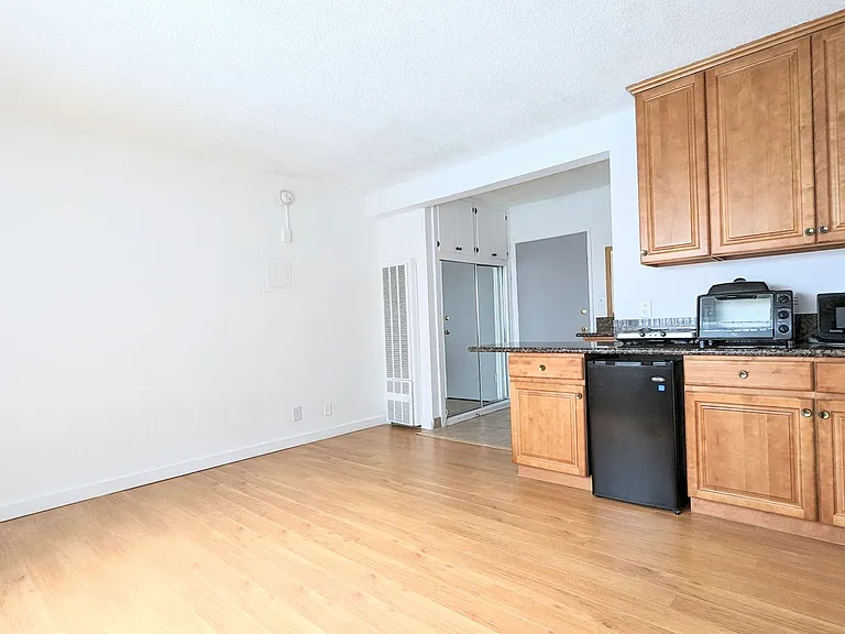 1811 Tamarind Apartments — Photo 8