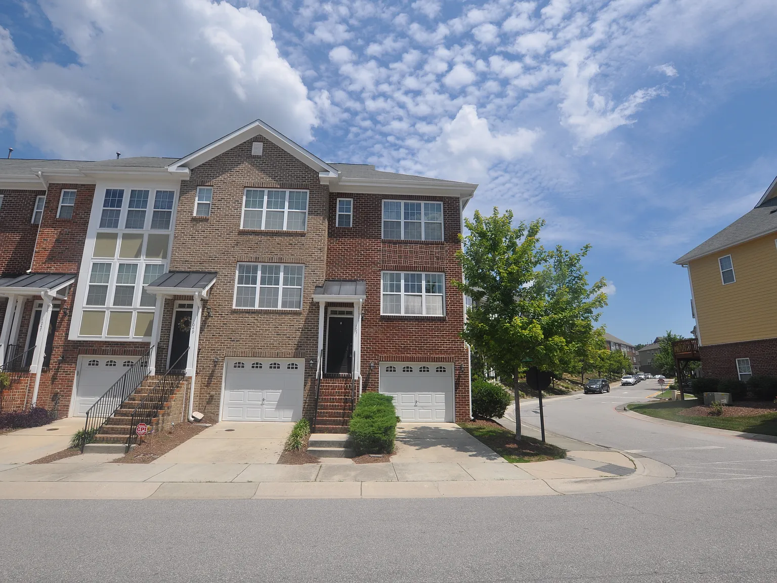 3 bed, 3.5 bath, 1850 sqft, $1,900 — Photo 1
