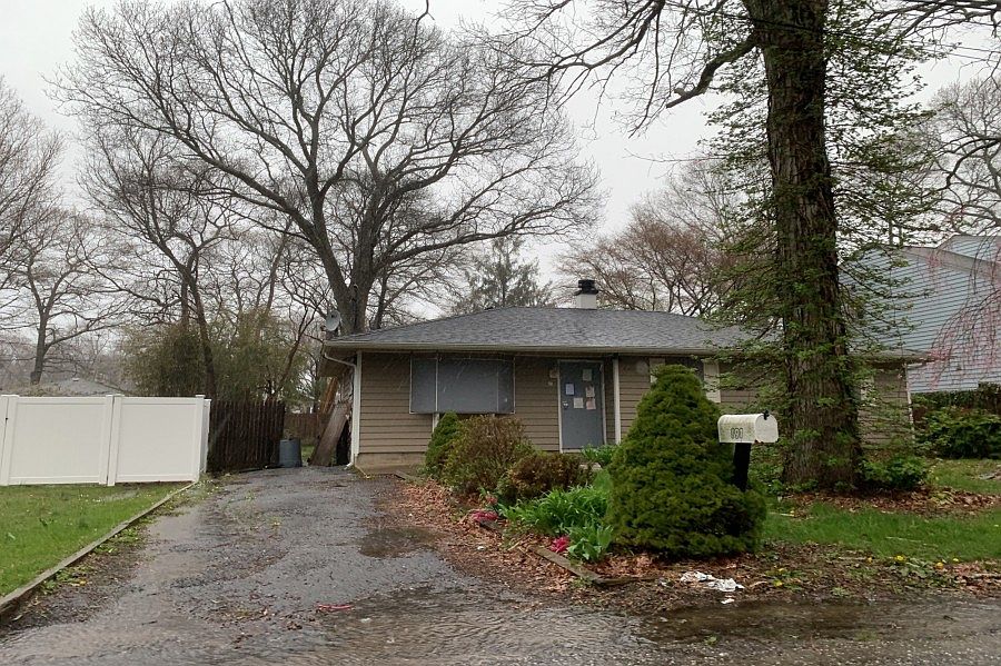 1st image of 191 Moriches Ave