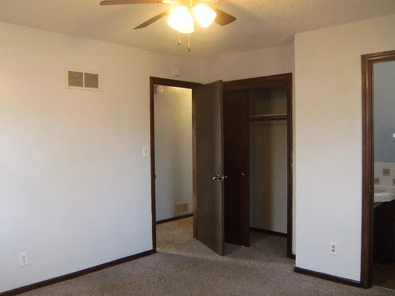 master bed room, 1/4 bath, ceiling fan.