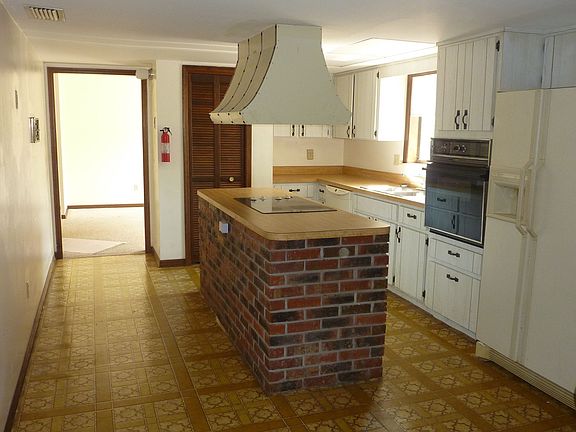 4th image of 2058 Claremont Dr