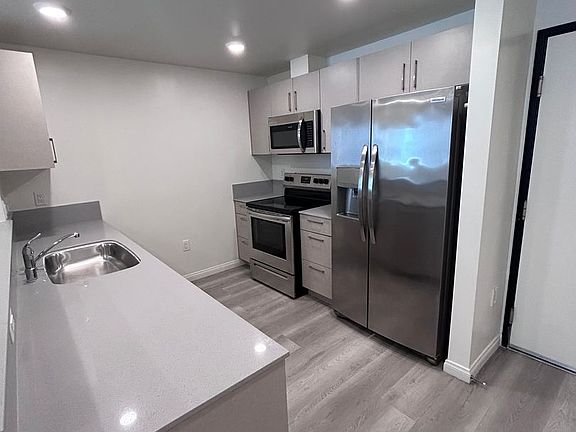 4th image of 13724 Victory Blvd #310
