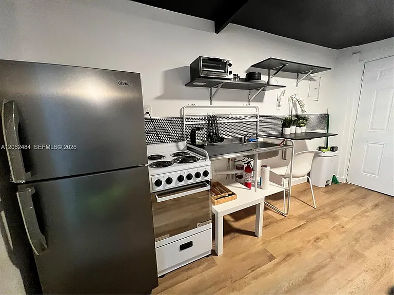 1337 NE 3rd Ave #4 — Photo 3