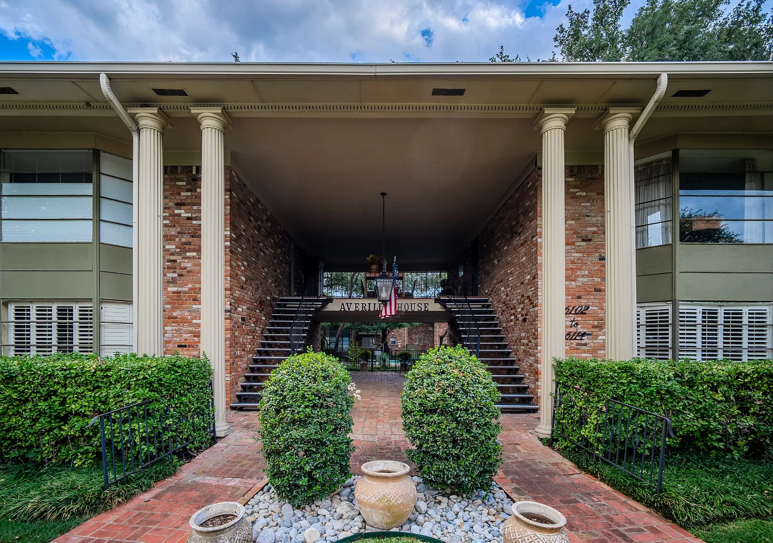 Experience the effortless elegance of living "behind the iconic pink wall" in this stunning resid... — Photo 2