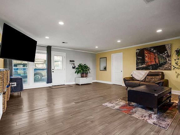 4th image of 2633 E Langsford Rd