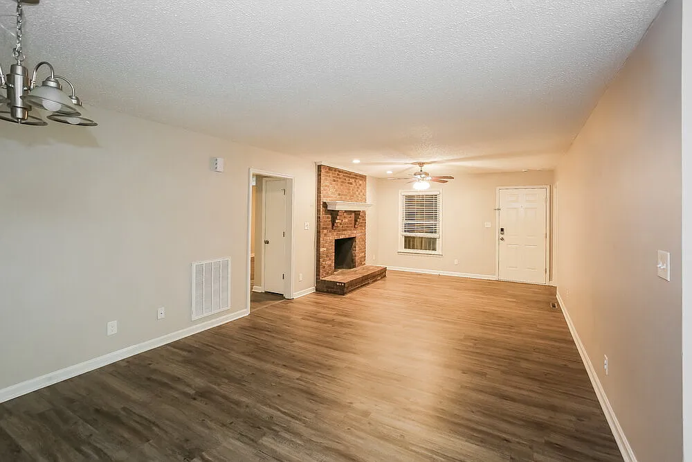 3 bed, 2.0 bath, 1427 sqft, $2,075 — Photo 4