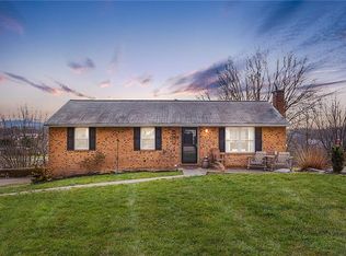 30 Meadowcrest Dr, Cecil, PA 15321