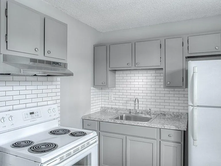 212 Jay Dr — Photo 3