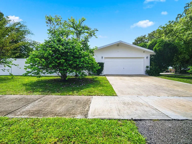 321 E Chaminade Dr — Photo 12