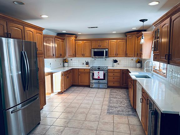 3rd image of 8 Hillside Ct E