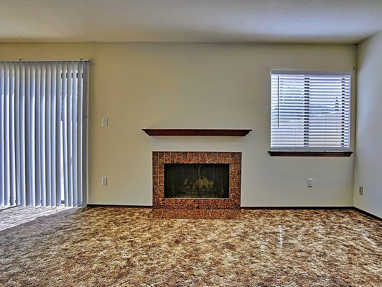 907 Nakomis Dr NE — Photo 2