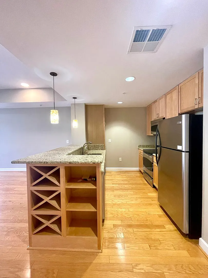 Beautiful 1 bedroom condo with amenities galore! — Photo 2